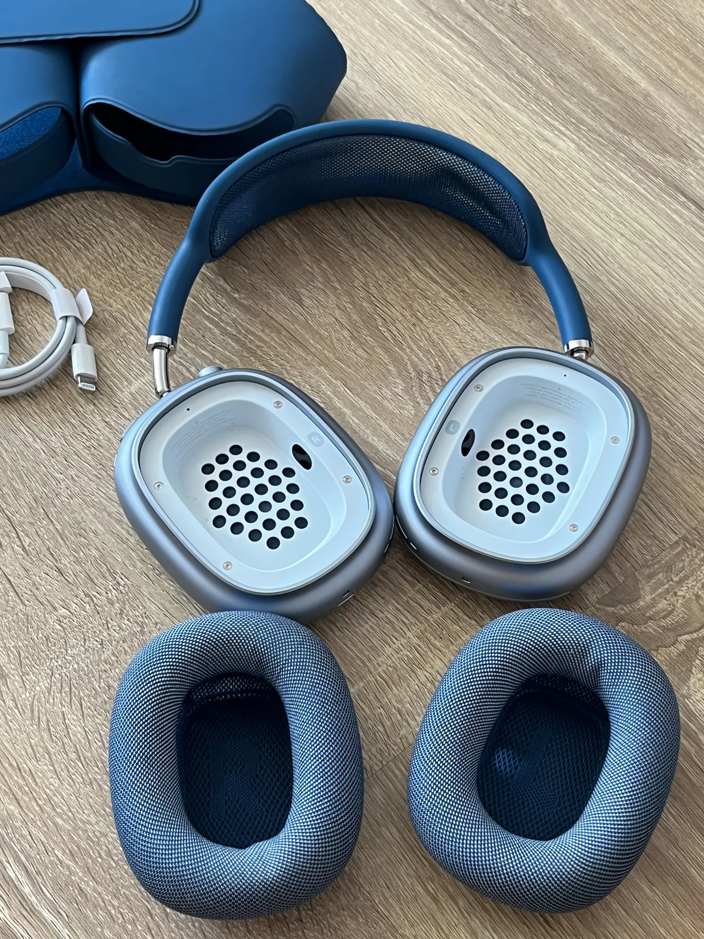 AirPods Max Lightning