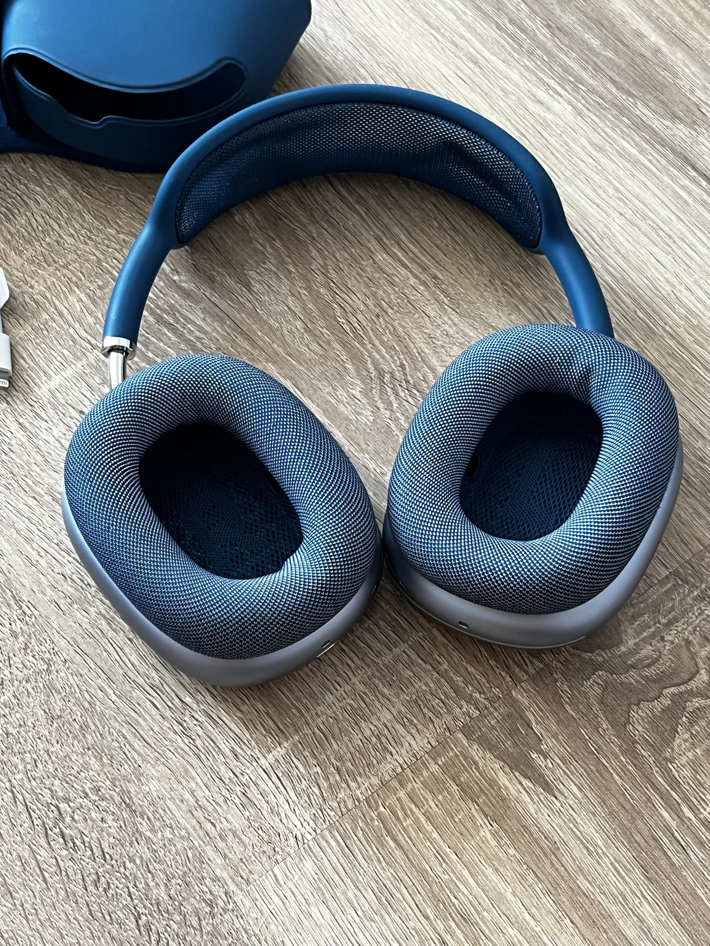 AirPods Max Lightning