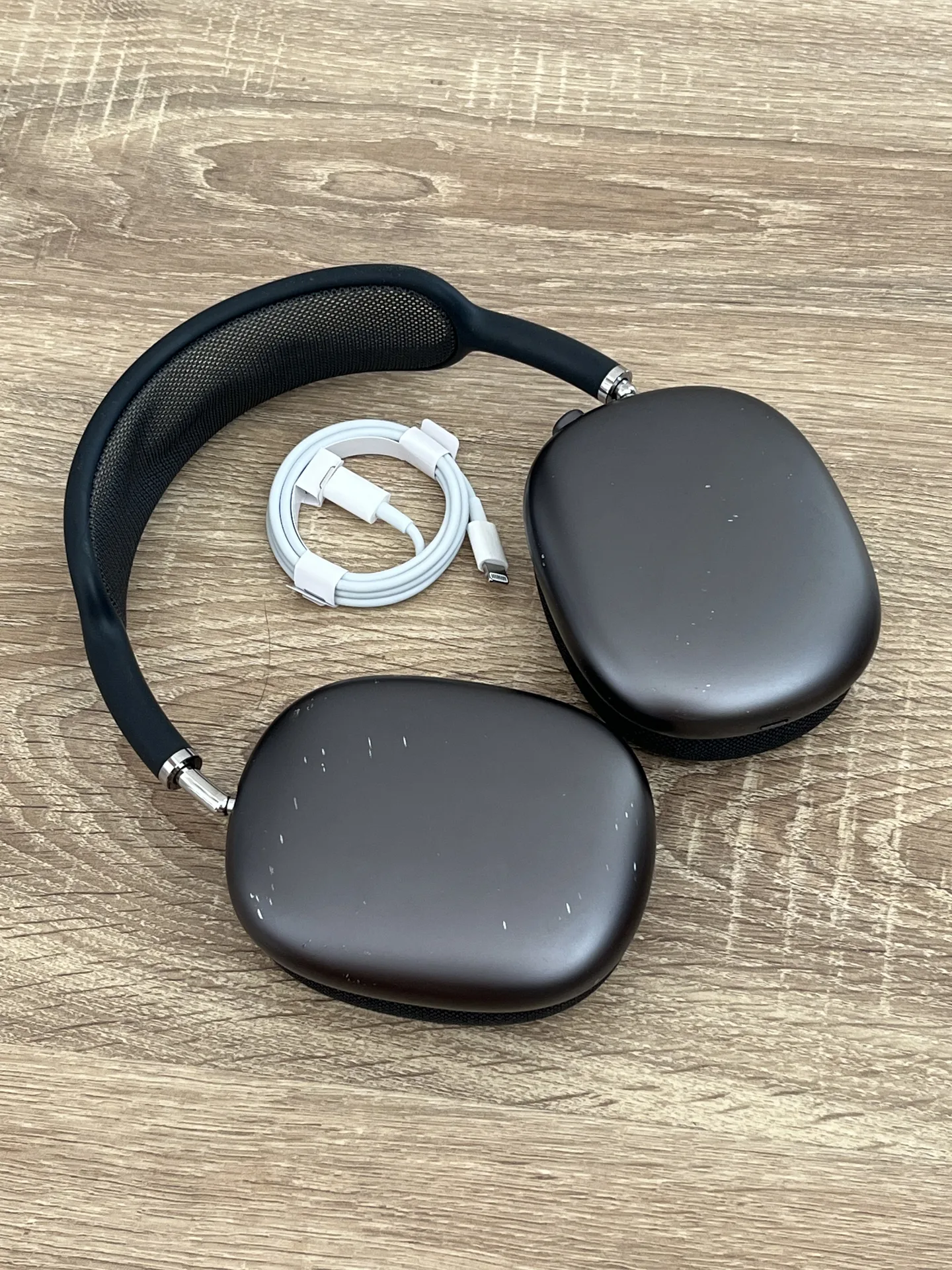 AirPods Max Lightning