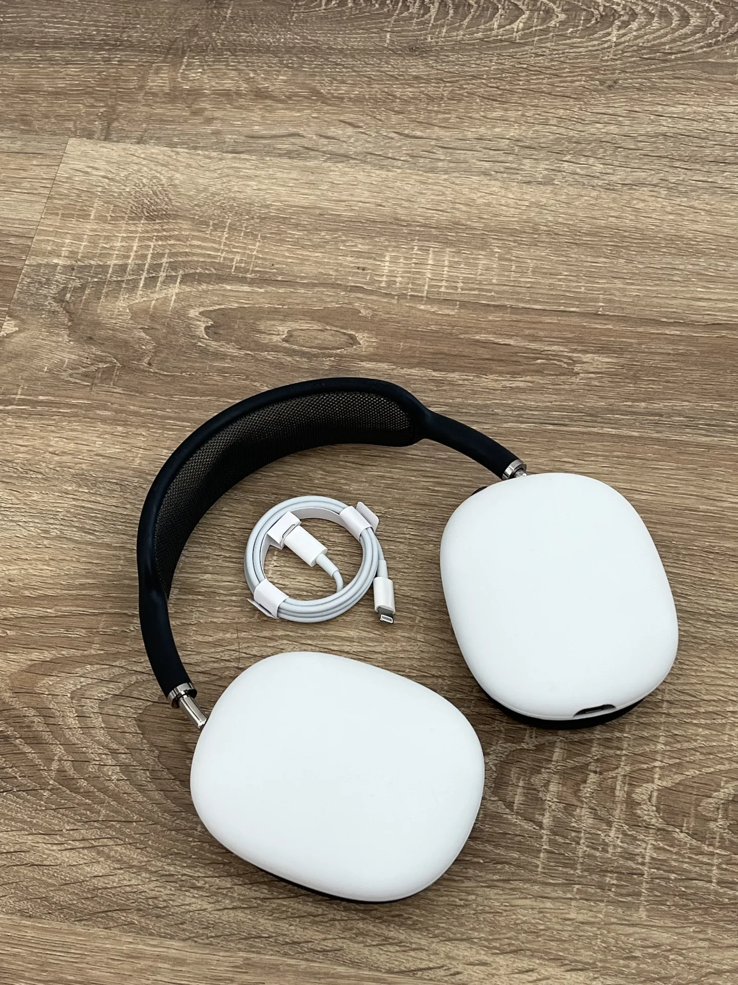 AirPods Max Lightning