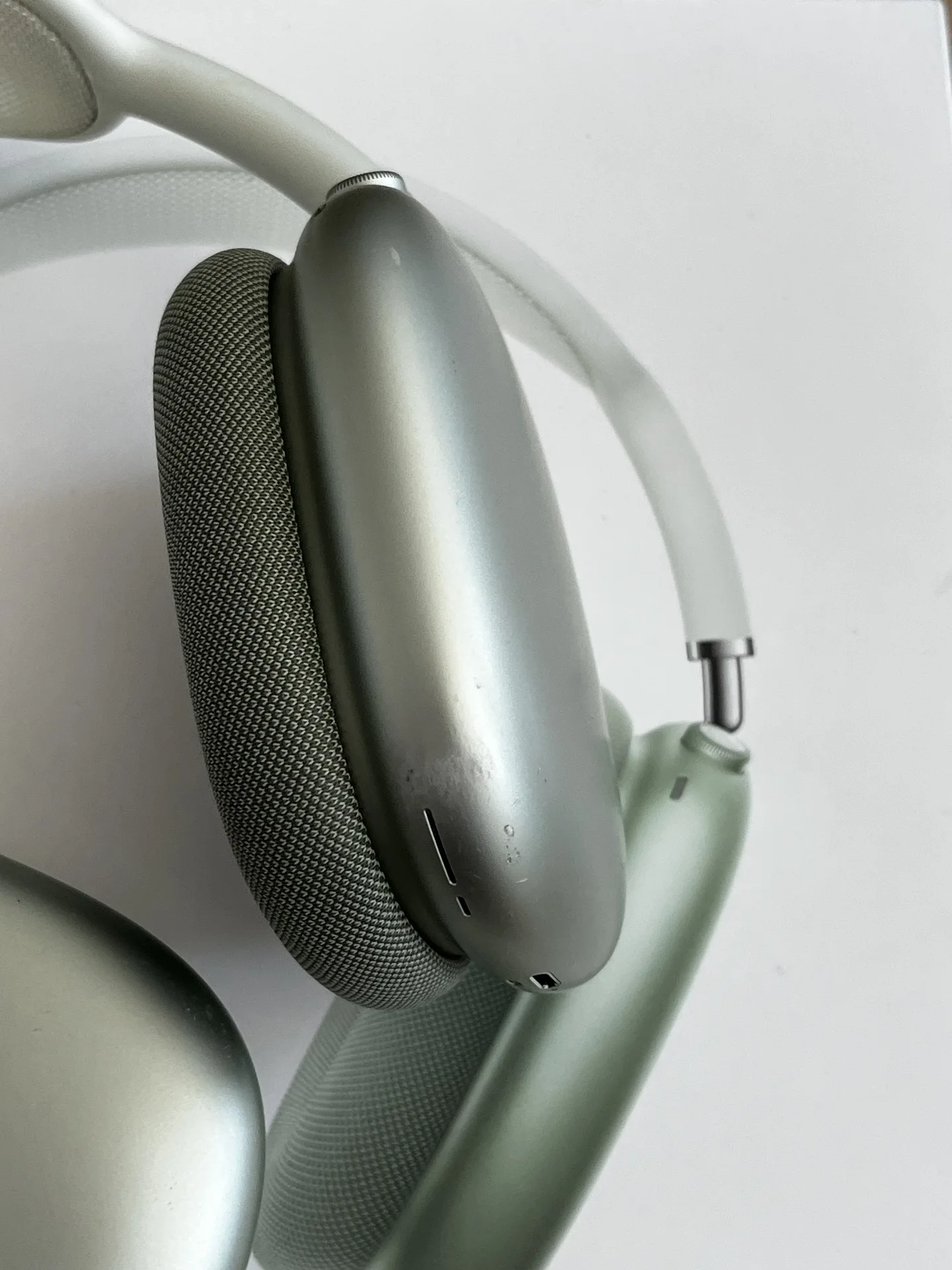 AirPodsMax Lightning