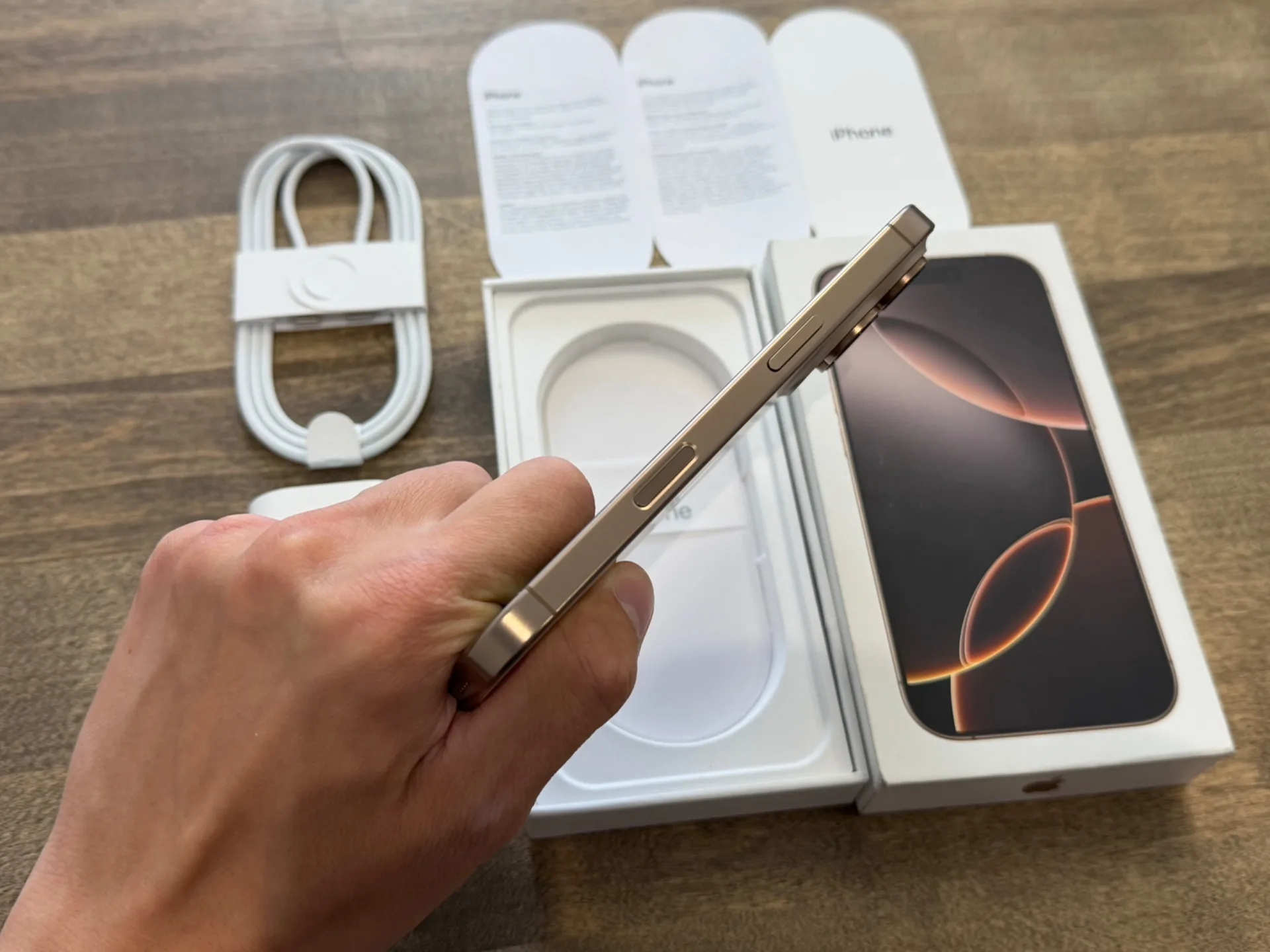 iPhone 16 Pro Desert Titanium 256GB