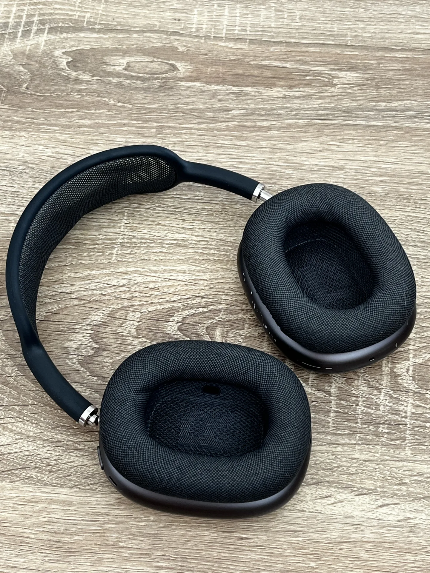 AirPods Max Lightning