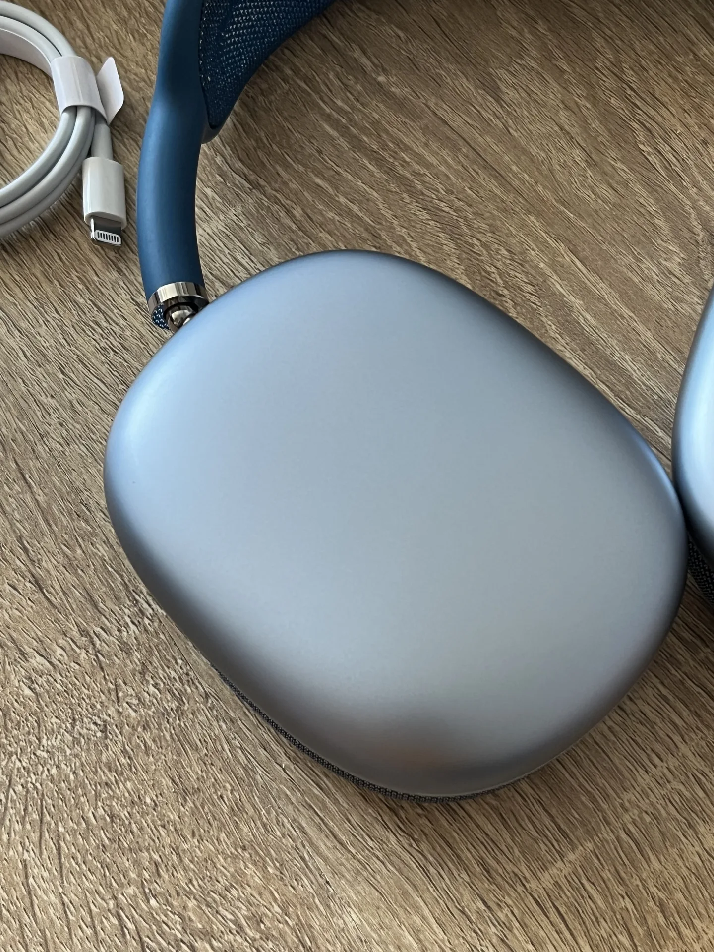 AirPods Max Lightning